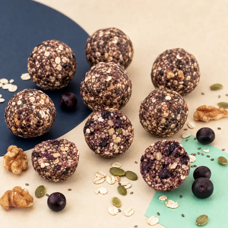 Bocados de avena, nueces, semillas y berries de color morado